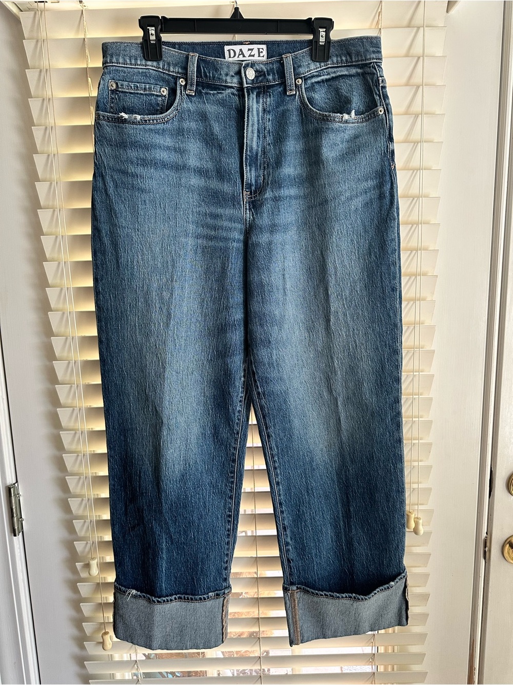 DAZE High-Rise distressed Straight Jeans in Medium Blue